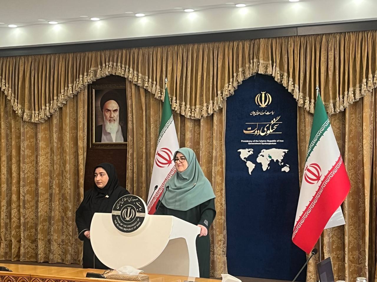 مهاجرانی: در حالیکه در میانه مذاکره بودیم، میز مذاکره را بمباران کردند. مهاجرانی: در حالیکه در میانه مذاکره بودیم، میز مذاکره را بمباران کردند.