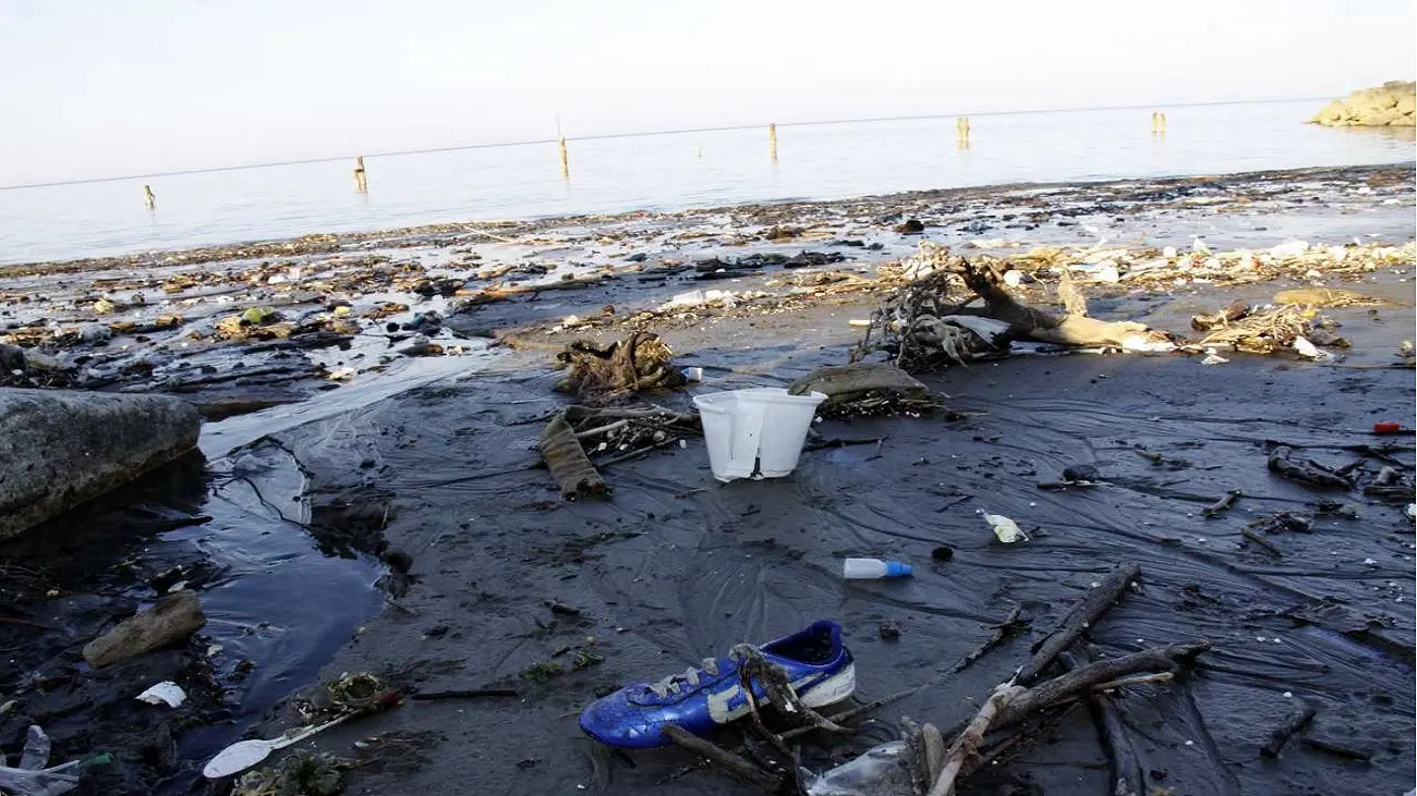 تخلیه زباله های صنعتی و ساختمانی در حاشیه رودخانه چالوس و ساحل دریا تخلیه زباله های صنعتی و ساختمانی در حاشیه رودخانه چالوس و ساحل دریا