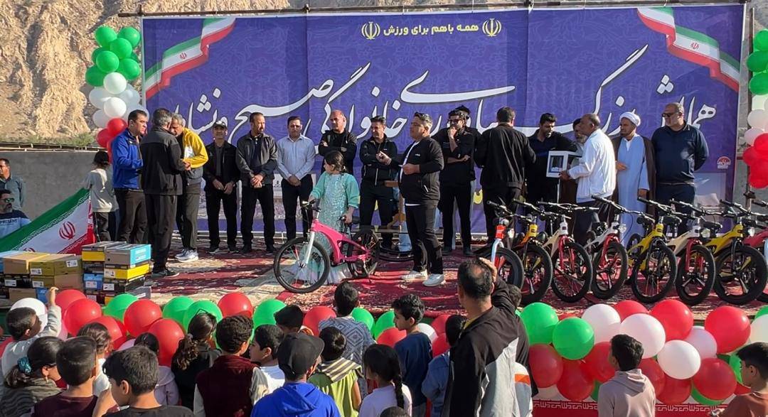 برگزاری همایش پیاده‌روی خانوادگی در شهرستان مهر