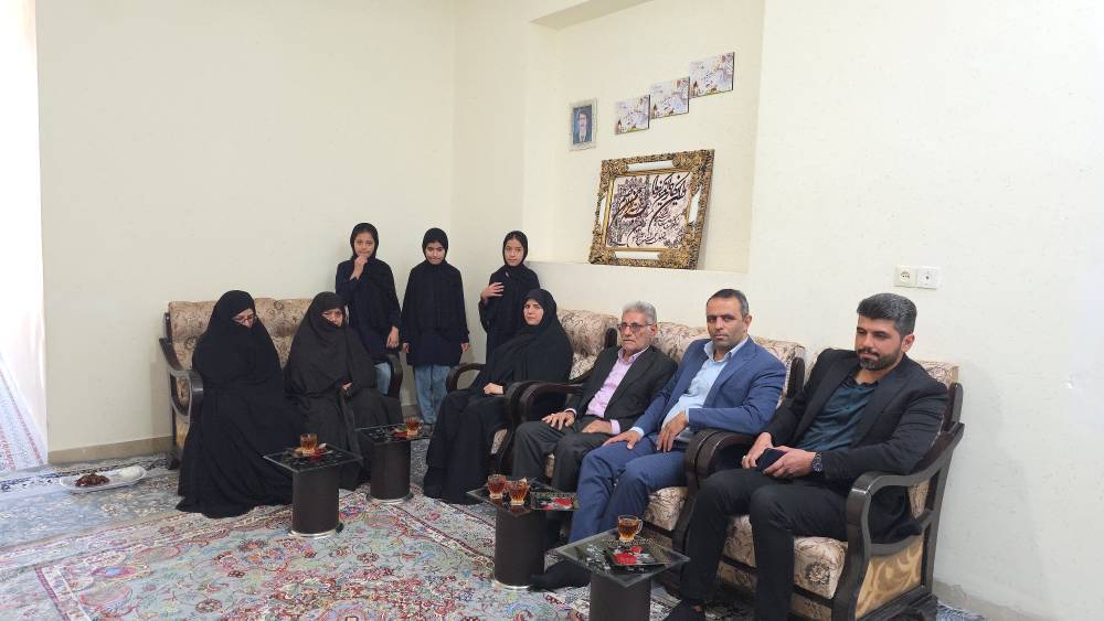 دیدار مسئولان خوروبیابانک با خانواده شهید علی‌اکبر نبی در جندق