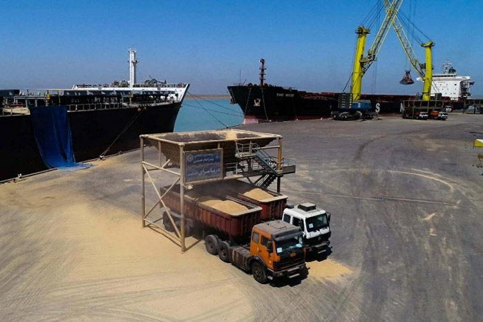 آغاز تخلیه نیم میلیون تن نهاده در بندر امام