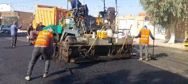آغاز عملیات آسفالت مسیر اصلی روستای چاه ملک خور و بیابانک