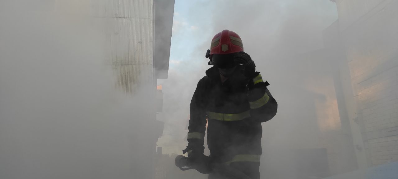 مهار آتش سوزی یک باب خانه ویلایی در بلوار حبیب زاده رشت