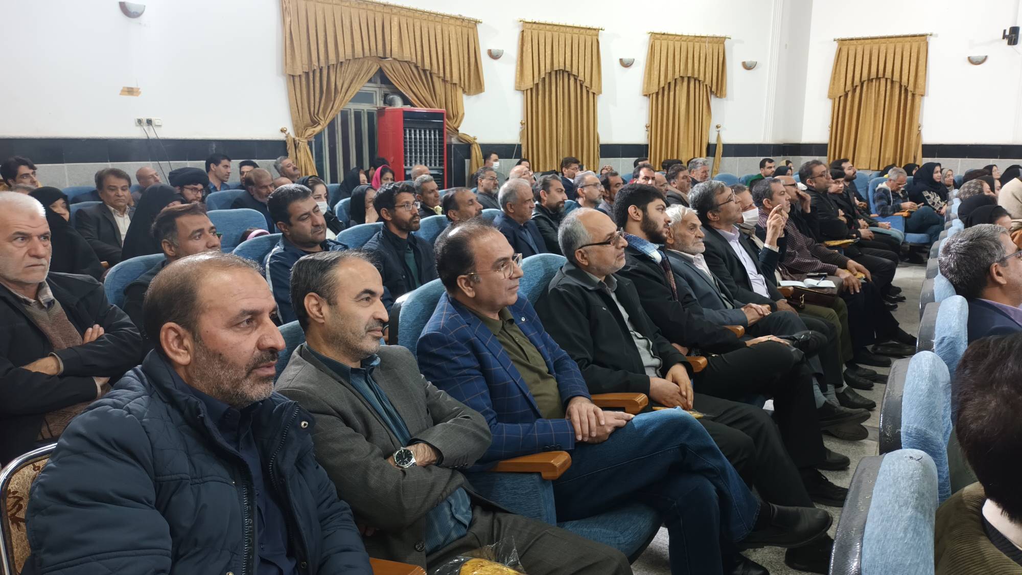 تجلیل از نویسندگان نوش آبادی