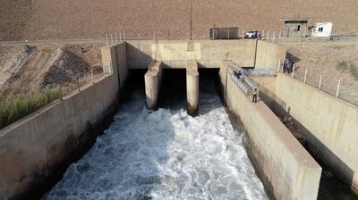 بازگشایی دریچههای تحتانی سد کرخه برای رها سازی آب به پایین دست بازگشایی دریچههای تحتانی سد کرخه برای رها سازی آب به پایین دست