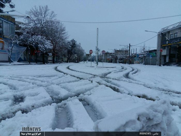 خیابهای شهر الشتر سفید پوش از برف سنگین 
