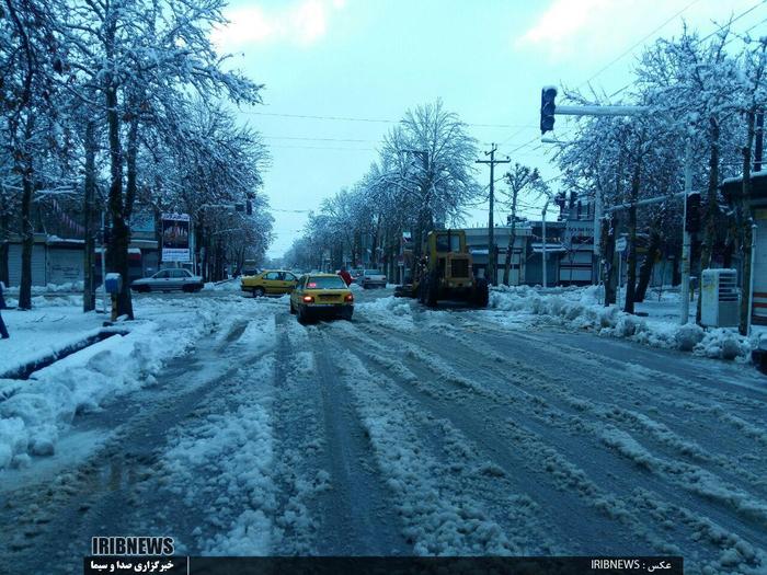 برف روبی و بازگشایی خیابانهای سطح شهر الشتر از ساعات اولیه صبح امروز 