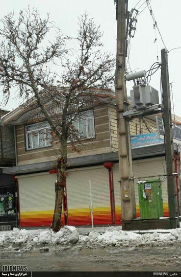 

سنگینی برف در الشتر کمر تیر برق سیمانی راشکست. 