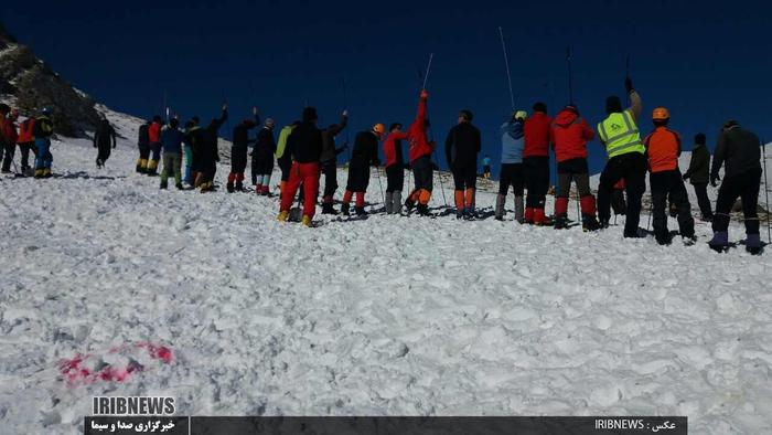 تلاش نیروهای امدادی برای نجات کوهنوردان گمشده در اشترانکوه 