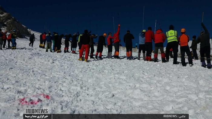 تلاش نیروهای امدادی برای نجات کوهنوردان گمشده در اشترانکوه 