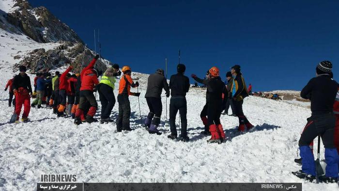 تلاش نیروهای امدادی برای نجات کوهنوردان گمشده در اشترانکوه 