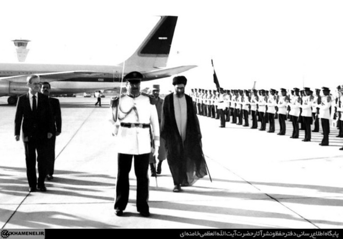 مراسم استقبال از حضرت آیت‌الله خامنه‌ای در فرودگاه دمشق